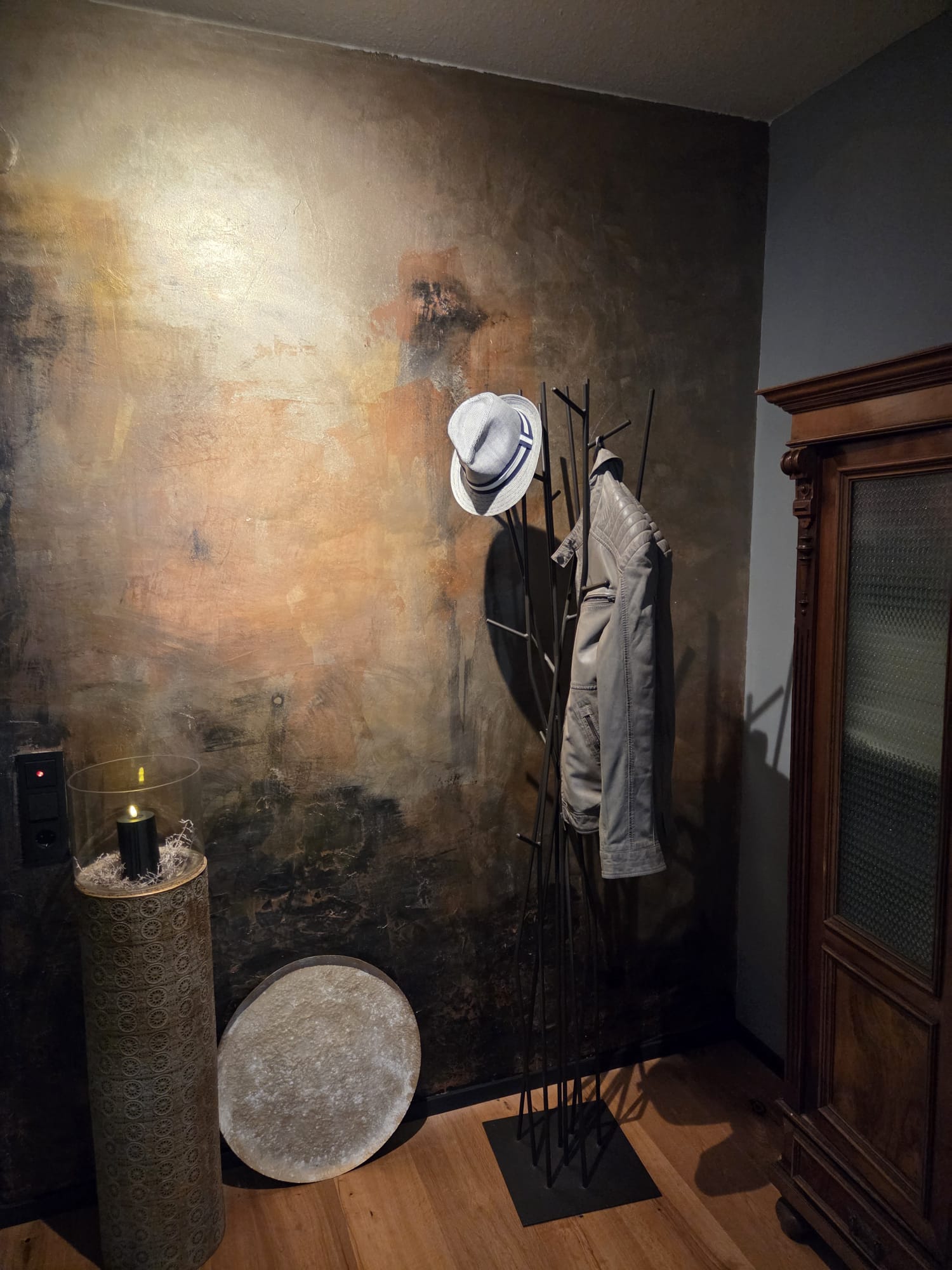 Texturwand im Atelierflur — Atelier bei Sail and Soul in Langenargen am Bodensee